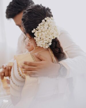 Malavika Krishnadas Instagram - With the love of my life by my side and my little angel in my arms, my heart is full and life feels complete. ❤️✨
.

PC: @talesofcandybabies 
Styling & blouse : @sabarinathk_ 
MUA : @__ektha_bridesofficial @groomup__makeover 
Saree : @kasavukada_ 
Kurthi : @by_anjaly 
Baby’s outfit : @vasudevan.arun 
Accessories: @mayoorajewelerydesigns