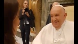 Malena Guinzburg Instagram - Un poquito nomás de este 2024!!!
Fui elegida para ir a conocer al papa con comediantes de todo el mundo.
Hice muchísima gira con #queridodiario con salas repletas… y cada tanto con salas no tan llenas (tomá ego, curtite!!) pero hermosas igual. 
Seguimos riéndonos con Las Chicas De La Culpa.
Fui a España con mi uni y la rompí (vuelvo en Febrero!!!)
Tuve pijamada con mis sobris.
Intenté saltar a la soga (fui influencer de soga un tiempito) pero abandoné 🤷🏻‍♀️
Viajé por todos lados. Y viajé con el amor de mi vida ❤️.
Y despedí a Chave que estuvo conmigo 21 años (en mi corazón va a estar toda la vida).
2025… acá te espero, vamos con todo carajo!!!!