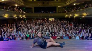 Malena Guinzburg Instagram - Un poquito nomás de este 2024!!!
Fui elegida para ir a conocer al papa con comediantes de todo el mundo.
Hice muchísima gira con #queridodiario con salas repletas… y cada tanto con salas no tan llenas (tomá ego, curtite!!) pero hermosas igual. 
Seguimos riéndonos con Las Chicas De La Culpa.
Fui a España con mi uni y la rompí (vuelvo en Febrero!!!)
Tuve pijamada con mis sobris.
Intenté saltar a la soga (fui influencer de soga un tiempito) pero abandoné 🤷🏻‍♀️
Viajé por todos lados. Y viajé con el amor de mi vida ❤️.
Y despedí a Chave que estuvo conmigo 21 años (en mi corazón va a estar toda la vida).
2025… acá te espero, vamos con todo carajo!!!!