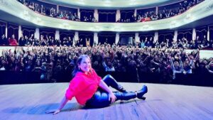 Malena Guinzburg Instagram - Un poquito nomás de este 2024!!!
Fui elegida para ir a conocer al papa con comediantes de todo el mundo.
Hice muchísima gira con #queridodiario con salas repletas… y cada tanto con salas no tan llenas (tomá ego, curtite!!) pero hermosas igual. 
Seguimos riéndonos con Las Chicas De La Culpa.
Fui a España con mi uni y la rompí (vuelvo en Febrero!!!)
Tuve pijamada con mis sobris.
Intenté saltar a la soga (fui influencer de soga un tiempito) pero abandoné 🤷🏻‍♀️
Viajé por todos lados. Y viajé con el amor de mi vida ❤️.
Y despedí a Chave que estuvo conmigo 21 años (en mi corazón va a estar toda la vida).
2025… acá te espero, vamos con todo carajo!!!!