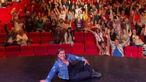 Malena Guinzburg Instagram - Un poquito nomás de este 2024!!!
Fui elegida para ir a conocer al papa con comediantes de todo el mundo.
Hice muchísima gira con #queridodiario con salas repletas… y cada tanto con salas no tan llenas (tomá ego, curtite!!) pero hermosas igual. 
Seguimos riéndonos con Las Chicas De La Culpa.
Fui a España con mi uni y la rompí (vuelvo en Febrero!!!)
Tuve pijamada con mis sobris.
Intenté saltar a la soga (fui influencer de soga un tiempito) pero abandoné 🤷🏻‍♀️
Viajé por todos lados. Y viajé con el amor de mi vida ❤️.
Y despedí a Chave que estuvo conmigo 21 años (en mi corazón va a estar toda la vida).
2025… acá te espero, vamos con todo carajo!!!!