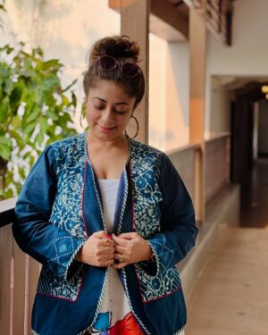 Malini Kapoor Instagram - Live your dream ❤️
Affirm and want it every single day ! 
.
.
Wearing @sujatradesigns 💙
Love these cotton jackets .. 
so comfortable and be combined with any dress or even a saree .. trust me it gives such a indo western look !
.
.
.
.
#indowestern #cotton #jackets #sujatradesigns #malinikapoor #style #fashion #explore #simple #getup #elegant #elegantstyle #instafashion #instalike