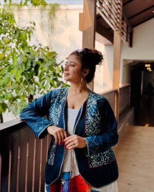 Malini Kapoor Instagram - Live your dream ❤️
Affirm and want it every single day ! 
.
.
Wearing @sujatradesigns 💙
Love these cotton jackets .. 
so comfortable and be combined with any dress or even a saree .. trust me it gives such a indo western look !
.
.
.
.
#indowestern #cotton #jackets #sujatradesigns #malinikapoor #style #fashion #explore #simple #getup #elegant #elegantstyle #instafashion #instalike