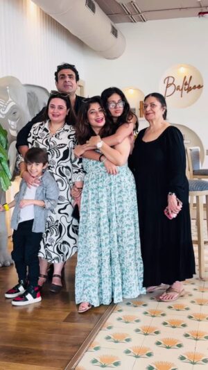 Malini Kapoor Instagram - Making #memories with #family ❤️🧿
.
.
.
.
.
.
#familytime #goodfood #batein