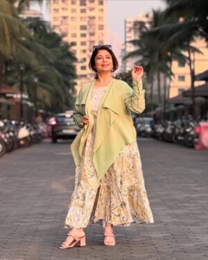 Malini Kapoor Instagram - Glowing ☀️💃
In @houseofsurkh 
.
.
.
#insta #instagood #instafashion #dress #mystyle #houseofsurkh #sustainablefashion
