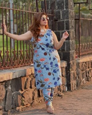 Malini Kapoor Instagram - सूट suit करदा 💙
.
.
.
Wearing @houseofsurkh 💓
.
.
.
#trendy #trendysuits #indowestern #outfit #style #stylefashion #indianwear #indianlook #houseofsurkh #malinikapoor