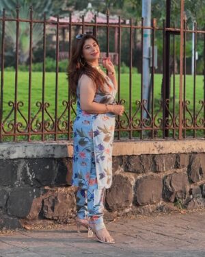 Malini Kapoor Instagram - सूट suit करदा 💙
.
.
.
Wearing @houseofsurkh 💓
.
.
.
#trendy #trendysuits #indowestern #outfit #style #stylefashion #indianwear #indianlook #houseofsurkh #malinikapoor