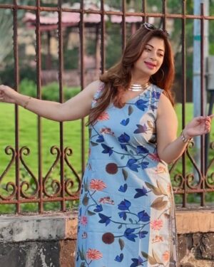 Malini Kapoor Instagram - सूट suit करदा 💙
.
.
.
Wearing @houseofsurkh 💓
.
.
.
#trendy #trendysuits #indowestern #outfit #style #stylefashion #indianwear #indianlook #houseofsurkh #malinikapoor