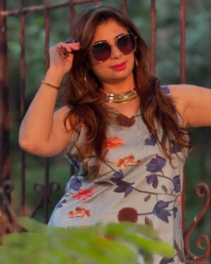 Malini Kapoor Instagram - 😎💃 

Glares @macv.in 
Wearing @houseofsurkh 

📸 @ajaysharma_act 😎
.
.
.
.
#photography #byhubby #style #styleinspiration #stylefashion #goggles #sunglasses #shoponlline #shoplocal #swag