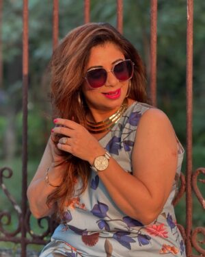 Malini Kapoor Instagram - 😎💃 

Glares @macv.in 
Wearing @houseofsurkh 

📸 @ajaysharma_act 😎
.
.
.
.
#photography #byhubby #style #styleinspiration #stylefashion #goggles #sunglasses #shoponlline #shoplocal #swag
