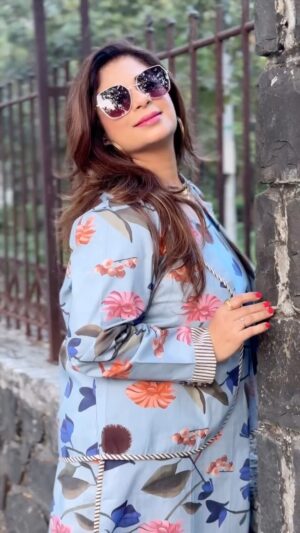 Malini Kapoor Instagram - Mai darling🥰 jatt di 😎
.
.
.
Wearing @houseofsurkh 💓
.
.
#elegant #fashion #fashionstyle #suit #flowers #reels #reelsinstagram #fashionlover #cotton #comfort #explore