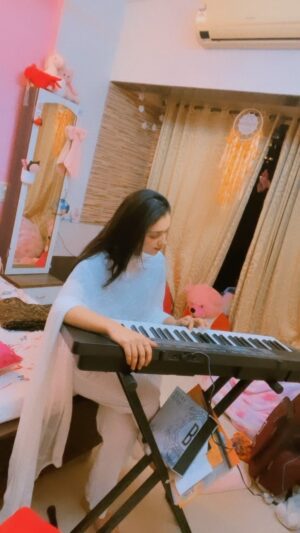Mallika Singh Instagram - 🎼🎶🎹💭❤️