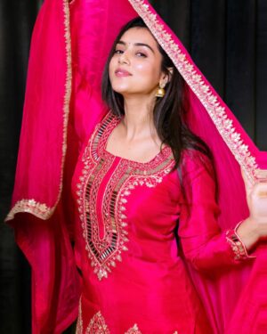 Mallika Singh Instagram - 😉
Happy Sunday

📸 @vedantrshetty @portraitsbyvedant 
👗 @yuktaadesignerstudio
