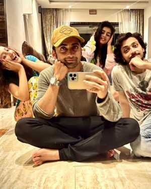 Mallika Singh Instagram - Look! Whose on the feed today! 😃
@kinshukvaidya54 This charming, adorable personality....
So Here I wish the happiest birthday to the amazing person I know, Thankyou for always being so wonderful, loving, caring❤️I wish you lots of good health and success in life🤗
I have kept on cherishing the best moments spent with you... and many more yet to come...✨
See you soonnn and Happiest vala Birthday to youuu Bhaiya 🎂✨🎊🎉