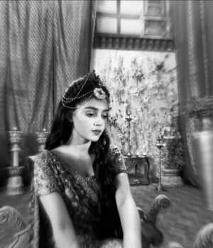 Mallika Singh Instagram - Naseeb se mile hai🙌🏻
Mefooz rahe ye lamhe jisse waqt ki tez raftaar bas bahaaye le jaa rhi hai… 
Char kadam agae tum chalo tumhaari nazro  se duniya hum dekhenge
 kyuki tairna to ab tak hum seekhe nahi! Na hi lehro ko ye kadam chuna bhi chahte hai
WAQT✨