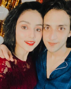 Mallika Singh Instagram - Look! Whose on the feed today! 😃
@kinshukvaidya54 This charming, adorable personality....
So Here I wish the happiest birthday to the amazing person I know, Thankyou for always being so wonderful, loving, caring❤️I wish you lots of good health and success in life🤗
I have kept on cherishing the best moments spent with you... and many more yet to come...✨
See you soonnn and Happiest vala Birthday to youuu Bhaiya 🎂✨🎊🎉
