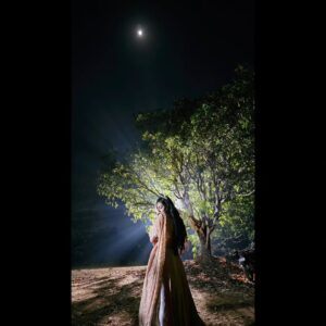 Mallika Singh Instagram - Kya hi sangharsh vo kamiyaabi ke panne karwate! 
  Jisne chod diya us kamiyaabi ko, khud sangharsh ke patte pe.... 💫 🫠