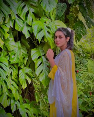 Mallika Singh Instagram - Aaj Muskaan mili  aankhon se
  Aankhein mili jazbaato se
Jazbaat mile yaadon se
  Yaadein mili benaam rishton se 
Rishtein mile taqdiro se
  Taqdir mili sapno se
Sapne mile khwaabo se
  Khwaab mile haqikat se 
haqikat mili humse 
Or aaj hum haqikat se mil rhe hai 
  Vo haqikat jaha se shuruwaat hui thi is muskaan ki 
  Jaha wapis aaj nazro se nazre mili chehre pe ak choti si muskaan liye 
  Or mann mai wahi zinda sapne jo aaj apko pure se lagte hai💛
 ✨muskaan✨
📸 @bunny.2510