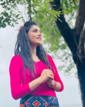 Mallika Singh Instagram - Keemati waqt ko jab ehsaas keemat ne dilaya,
 Tumhaare bikhare jazbaton ko bikharta is kismat ne paya,
 Bikharte waqt ko jab uljha in nazro ne paya!
Hayisat kaise bikharti hai,  in lafzo ne bas yahi darshaya..
 Buland kamiyaabi jab tumhe pukaar rahi thi
Atoot wishvaas ko tumne bas adha adhura paya!
 Nadaangi ko apni rag rag mai basakar
Mukhota ak pehn kar! Kasoorvar tumne us 20 saal ki umer ko theherya… 🙌🏻
 21 to be❤️
