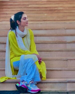 Mallika Singh Instagram - Aaj Muskaan mili  aankhon se
  Aankhein mili jazbaato se
Jazbaat mile yaadon se
  Yaadein mili benaam rishton se 
Rishtein mile taqdiro se
  Taqdir mili sapno se
Sapne mile khwaabo se
  Khwaab mile haqikat se 
haqikat mili humse 
Or aaj hum haqikat se mil rhe hai 
  Vo haqikat jaha se shuruwaat hui thi is muskaan ki 
  Jaha wapis aaj nazro se nazre mili chehre pe ak choti si muskaan liye 
  Or mann mai wahi zinda sapne jo aaj apko pure se lagte hai💛
 ✨muskaan✨
📸 @bunny.2510