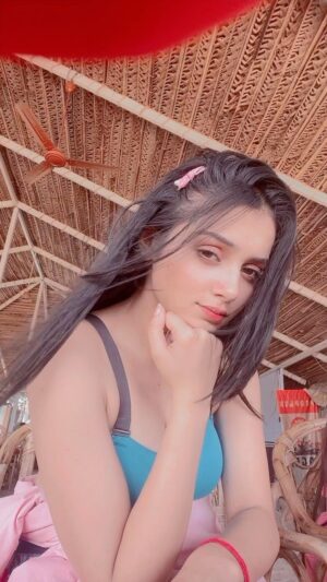 Mallika Singh Instagram - Jaha sab hone ka dikhava hai 
  Waha kuch hone ka ehsaas nahi
Or jaha sirf vo ehsaas hai 
  Waha kyu koi dikhava nahi…😉
#randomthoughts