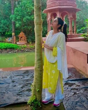 Mallika Singh Instagram - Aaj Muskaan mili  aankhon se
  Aankhein mili jazbaato se
Jazbaat mile yaadon se
  Yaadein mili benaam rishton se 
Rishtein mile taqdiro se
  Taqdir mili sapno se
Sapne mile khwaabo se
  Khwaab mile haqikat se 
haqikat mili humse 
Or aaj hum haqikat se mil rhe hai 
  Vo haqikat jaha se shuruwaat hui thi is muskaan ki 
  Jaha wapis aaj nazro se nazre mili chehre pe ak choti si muskaan liye 
  Or mann mai wahi zinda sapne jo aaj apko pure se lagte hai💛
 ✨muskaan✨
📸 @bunny.2510