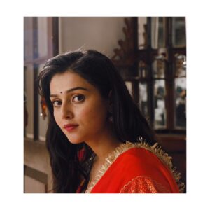 Mallika Singh Instagram - जानते है हम मन में तुम्हारे आज कई सवाल है, 
इसीलिए जवाबों का रंग आज हमने चुना लाल है । 

जहां रंगो की दुनिया में प्यार बेशुमार है, 
उस ग़ुलामी की दुनिया में चढ़ा इसका खुमार है। 

जवाब क्या देना तुम्हारे सवालों का, 
जब ये रंग ही तुमाहरे हर सवाल का जवाब है।

मोहब्बत में डूबा ये रंग शब्दों की दुनिया में ख़ुद ही बेमिसाल है,
चढ़ गया है जिसपे ये रंग तुम्हारा, लबों पे मुस्कान और चेहरे पर नूर कमाल है । 

बेशुमार मोहब्बत में रंगा हुआ दो अक्षरों से बना लफ़्ज़ ये लाल है,
जिसकी जड़ की बुनियाद पर बना एक महल नहीं, शांखाओं पर सिमटा सिर्फ़ एक ताज ही इसकी मिसाल है ।

क्यूकी ये कोई आम सा रंग नहीं, 
हमारी रगो में बहकर हमे एक दूसरे से जोड़ने वाला, रंग ये लाल है । ❤️