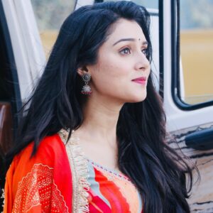 Mallika Singh Instagram - जानते है हम मन में तुम्हारे आज कई सवाल है, 
इसीलिए जवाबों का रंग आज हमने चुना लाल है । 

जहां रंगो की दुनिया में प्यार बेशुमार है, 
उस ग़ुलामी की दुनिया में चढ़ा इसका खुमार है। 

जवाब क्या देना तुम्हारे सवालों का, 
जब ये रंग ही तुमाहरे हर सवाल का जवाब है।

मोहब्बत में डूबा ये रंग शब्दों की दुनिया में ख़ुद ही बेमिसाल है,
चढ़ गया है जिसपे ये रंग तुम्हारा, लबों पे मुस्कान और चेहरे पर नूर कमाल है । 

बेशुमार मोहब्बत में रंगा हुआ दो अक्षरों से बना लफ़्ज़ ये लाल है,
जिसकी जड़ की बुनियाद पर बना एक महल नहीं, शांखाओं पर सिमटा सिर्फ़ एक ताज ही इसकी मिसाल है ।

क्यूकी ये कोई आम सा रंग नहीं, 
हमारी रगो में बहकर हमे एक दूसरे से जोड़ने वाला, रंग ये लाल है । ❤️