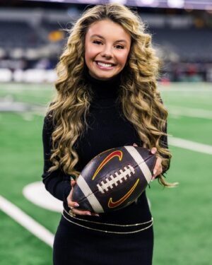 Mallory James Mahoney Instagram - Thank you @big12conference for hosting me with VIP experience at yesterday’s game! I had so much fun! 🏈💖🏈

Photos: @square8studio 
Style👗: @revolve 
Shoes👠: @pashionfootwear 
Hair: @collectivehairstudio_140 
Makeup💄: @makeupbymario @dibsbeauty @beautybio @houseoflashes