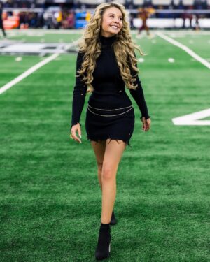Mallory James Mahoney Instagram - Thank you @big12conference for hosting me with VIP experience at yesterday’s game! I had so much fun! 🏈💖🏈

Photos: @square8studio 
Style👗: @revolve 
Shoes👠: @pashionfootwear 
Hair: @collectivehairstudio_140 
Makeup💄: @makeupbymario @dibsbeauty @beautybio @houseoflashes