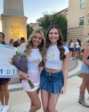 Mallory James Mahoney Instagram - Not to brag… but I have the best Big EVER!! Love you @abbybailey_02 💖👯‍♀️💖
