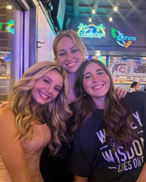 Mallory James Mahoney Instagram - Not to brag… but I have the best Big EVER!! Love you @abbybailey_02 💖👯‍♀️💖