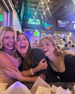 Mallory James Mahoney Instagram - Not to brag… but I have the best Big EVER!! Love you @abbybailey_02 💖👯‍♀️💖