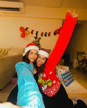 Malvika Sitlani Instagram - “Silent night?” Not with my family it isn’t 😂🥲🎄