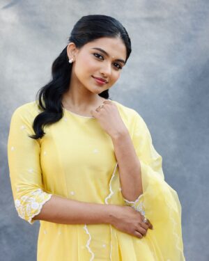 Mamitha Baiju Instagram - In love with this hue🐣
. 
Hair: @hair_by_aiswaryaraj 
Makeup: @purpleparrot.makeup 
Photo : @kiransa 
Stylist: @pallavi_85 
Set: @label_afeera