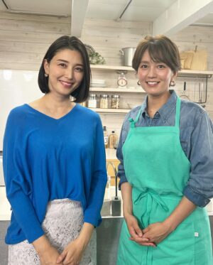 Manami Hashimoto Instagram - 今夜10時からBSテレ東にて和田明日香さんの番組　和田明日香のゆる宅飲みに出演します😊
作ってくださったお料理がめちゃくちゃ美味しすぎました😍😍そして簡単にできる！！！嬉しいお料理！
ご覧になられた方ぜひお家でも作ってみてね🥰

衣装
トップス
@liesse_official
スカート
@tiara_merlose

#リエス
#liesse_official
#ティアラ
#tiara_merlose