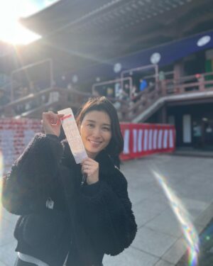 Manami Hashimoto Instagram - 増上寺に初詣行ってきました😊
昨年娘の安産祈願、お宮参りもしてもらったのでお礼参りも兼ねて(^^)
偶然にも増上寺についた瞬間、箱根駅伝の一位の青学の方が通るところですごくいいタイミングに遭遇しました🏃‍♀️家でもテレビはついてたけど増上寺の前を走るのは知らなかった😂
縁起良さげ💓
そしておみくじも大吉で😍幸先いいスタートです♪