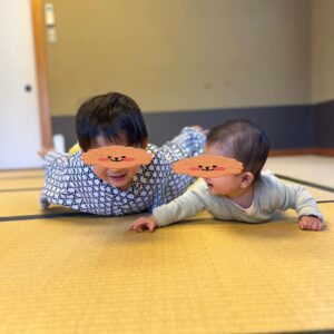 Manami Hashimoto Instagram - 今年は４０歳を迎え、第二子の誕生、お仕事の幅も広がり、私には贅沢すぎる一年でした。皆さんの応援も本当に本当にありがとうございました♪私を支えてくれる家族やスタッフ、お仕事でお世話になってる方々、来年も感謝を忘れず精進していきたいと思います。来年も宜しくお願いします。良いお年をお迎えください😊
#家族で温泉にきました　#昨日はお友達と餅つきしました　#来年の干支、蛇も首に巻かせてもらったので来年もいいことあります様に
