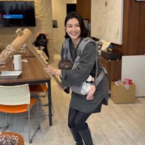 Manami Hashimoto Instagram - 今年は４０歳を迎え、第二子の誕生、お仕事の幅も広がり、私には贅沢すぎる一年でした。皆さんの応援も本当に本当にありがとうございました♪私を支えてくれる家族やスタッフ、お仕事でお世話になってる方々、来年も感謝を忘れず精進していきたいと思います。来年も宜しくお願いします。良いお年をお迎えください😊
#家族で温泉にきました　#昨日はお友達と餅つきしました　#来年の干支、蛇も首に巻かせてもらったので来年もいいことあります様に