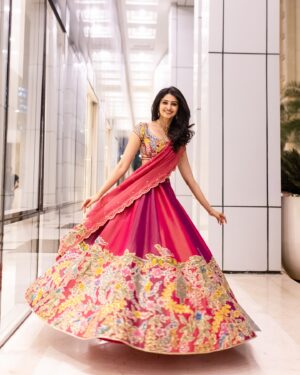 Manasa Varanasi Instagram - Pink pre release 🦩

Wearing @aindhribymahitha 
Jewelry @sheetalzaveribyvithaldas 
@styledbysashi 
@the_rz_swag 

#prerelease #devakinandanavasudeva