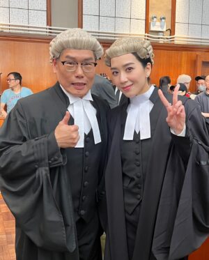 Mandy Wong Instagram - 已經有一段時間無演律師，
置身於如真實法庭的場景拍攝，難得與唸APA時的泉老師演對手，雖然只短短拍了一場，都能感受到製作組的認真。
明天電影《誤判》上映啦～🙌🏻
@theprosecutor_movie 

《誤判》12月21日 正義出拳
#誤判 #TheProsecutor
監製：#黃百鳴 #甄子丹
導演：#甄子丹