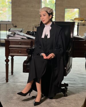 Mandy Wong Instagram - 已經有一段時間無演律師，
置身於如真實法庭的場景拍攝，難得與唸APA時的泉老師演對手，雖然只短短拍了一場，都能感受到製作組的認真。
明天電影《誤判》上映啦～🙌🏻
@theprosecutor_movie 

《誤判》12月21日 正義出拳
#誤判 #TheProsecutor
監製：#黃百鳴 #甄子丹
導演：#甄子丹