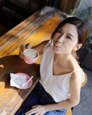 Mandy Wong Instagram - 又嚟到一年中我最喜歡嘅月份，12月🫶🏻
充滿儀式感
總是瀰漫著一堆莫名其妙的浪漫氛圍🍁

#這個冬天不太冷
#唔知以為夏天影既相🫣
#lovedecember❤️