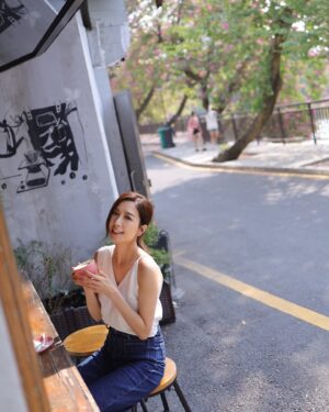 Mandy Wong Instagram - 又嚟到一年中我最喜歡嘅月份，12月🫶🏻
充滿儀式感
總是瀰漫著一堆莫名其妙的浪漫氛圍🍁

#這個冬天不太冷
#唔知以為夏天影既相🫣
#lovedecember❤️