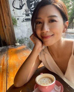 Mandy Wong Instagram - 又嚟到一年中我最喜歡嘅月份，12月🫶🏻
充滿儀式感
總是瀰漫著一堆莫名其妙的浪漫氛圍🍁

#這個冬天不太冷
#唔知以為夏天影既相🫣
#lovedecember❤️