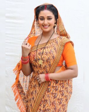 Mani Bhattacharya Instagram - Loving yourself the way you would anyone else to love you. How would you want someone else to love you?🧡
#trendingpost #picoftheday #orange #saree #sareelove #bongbeauties #bonggirl #actress #manibhattachariya #manibhattacharya