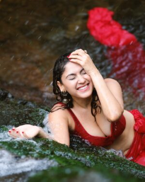 Manjari Fadnnis Instagram - Waterfall series-  6, 7

A Never-ending love affair with nature ❤️❤️❤️

📸 @i__mfahim 

#photooftheday #waterfall #beautiful #photography #actress #manjarifadnis #red #redsaree #saree