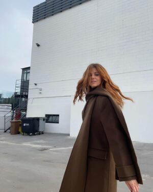 Manuela Velasco Instagram - Abrigazo @sandroparis 
El marrón es mi más reciente favorito. El color de la madera, la tierra, el café, el chocolate, pasando por el pelaje del oso pardo y rozando la zanahoria. 
🤎 @ehmoda