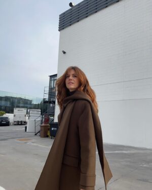 Manuela Velasco Instagram - Abrigazo @sandroparis 
El marrón es mi más reciente favorito. El color de la madera, la tierra, el café, el chocolate, pasando por el pelaje del oso pardo y rozando la zanahoria. 
🤎 @ehmoda