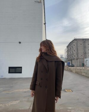 Manuela Velasco Instagram - Abrigazo @sandroparis 
El marrón es mi más reciente favorito. El color de la madera, la tierra, el café, el chocolate, pasando por el pelaje del oso pardo y rozando la zanahoria. 
🤎 @ehmoda